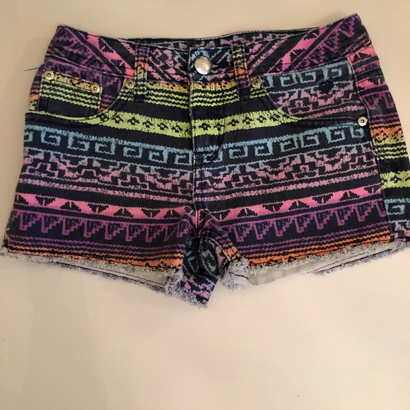 Two justice tops, and 1 pair of shorts - Picture 5 of 6